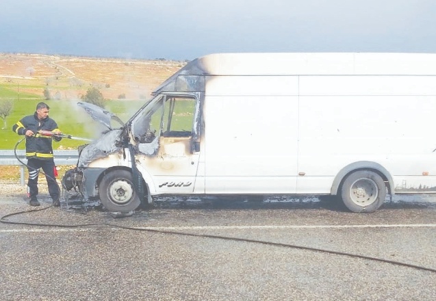 Yumurta yüklü minibüs alev aldı