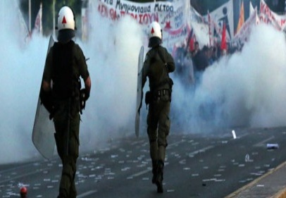 Yunanistan'da polis ve göstericiler çatıştı!