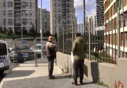 Yurt dışından gelip karantinada kalan kızıyla böyle telefonla konuştu