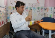 Yuvasından düşen yavruyu yerine koydular