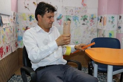 Yuvasından düşen yavruyu yerine koydular
