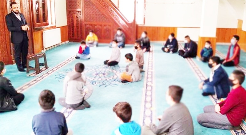 Yüz yüze eğitim yapılamazken, Diyanet çocukları camilere taşıdı