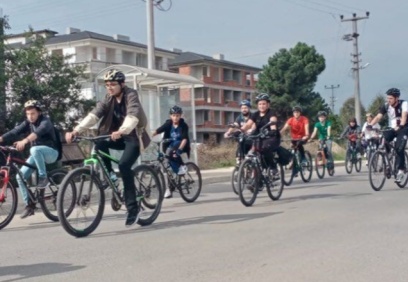 Yüzlerce bisikletli "Trafikte bizde varız" sloganı ile 12 km pedal çevirdi