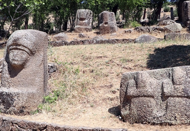 Yüzlerce heykel açık havada sergileniyor
