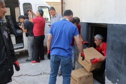 Yüzlerce şişe sahte içkiye el konuldu