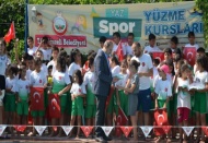 Yüzme kursunu ziyaret etti 
