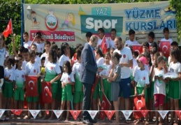Yüzme kursunu ziyaret etti 