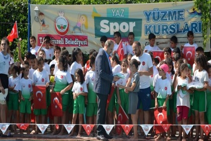 Yüzme kursunu ziyaret etti 