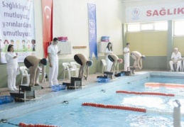 Yüzme takımı dereceleriyle göz doldurdu