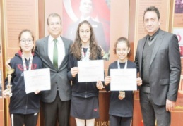 Yüzme ve satrançta üç altın madalya kazandılar