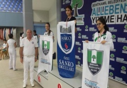 Yüzmede büyük başarı sağladılar