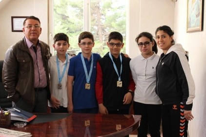 Yüzmede tüm dereceleri topladı