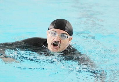 Yüzücüler arasında eski Devlet Bakanı Kürşad Tüzmen de var