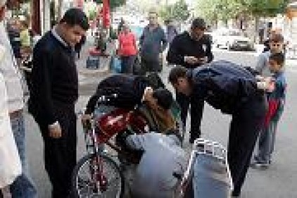 Yüzük alma bahanesiyle kuyumcu soydu 