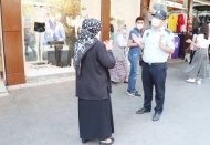 Zabıta, maske takın diye kol geziyor