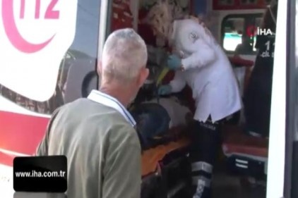Zabıtadan kaçan seyyar satıcıya taksi çarptı