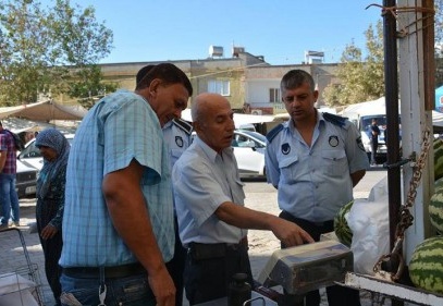 Zabıtalar pazarcı tezgahlarını denetledi 
