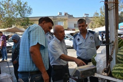 Zabıtalar pazarcı tezgahlarını denetledi 