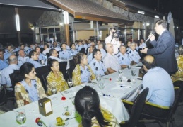 Zabıtaya akşam yemeği verdi