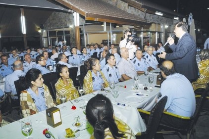 Zabıtaya akşam yemeği verdi