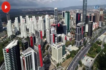 Zafer Bayramı&#8217;nda gökdelenler dev Türk bayraklarıyla donatıldı