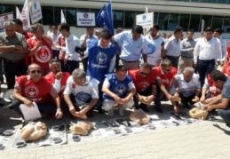 Zam teklifine zeytin ekmekli protesto 