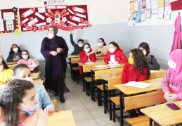 Zehra Sarı, 33 yaşında İngilizce öğretmeni oldu