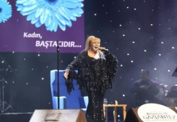 Zerrin Özer, şarkılarıyla coşturdu