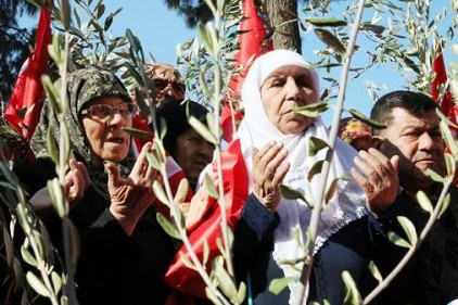 Zeytin dallarıyla eylem yaptılar