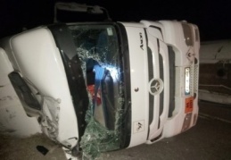 Zift yüklü 2 kamyon devrildi, tonlarca zift yola saçıldı