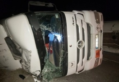 Zift yüklü 2 kamyon devrildi, tonlarca zift yola saçıldı