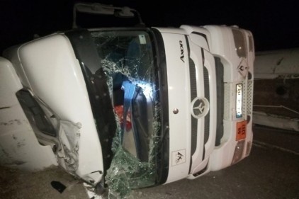 Zift yüklü 2 kamyon devrildi, tonlarca zift yola saçıldı