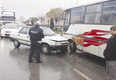 Zincirleme kazada 4 araç hasar gördü