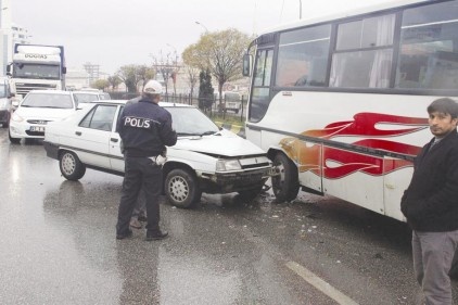 Zincirleme kazada 4 araç hasar gördü