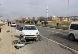 Zincirleme trafik kazasında 3 araç hasar gördü