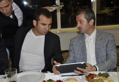 Zirve Park’ın konuğu ünlü sanatçı Ferhat Göçer oldu