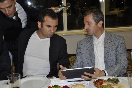 Zirve Park&#8217;ın konuğu ünlü sanatçı Ferhat Göçer oldu