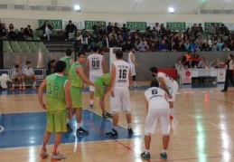 Zirve Üniversitesi Basketbol takımı liderliği bırakmıyor
