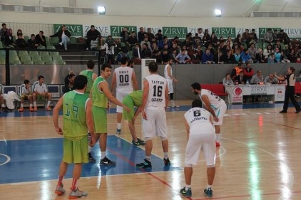 Zirve Üniversitesi Basketbol takımı liderliği bırakmıyor