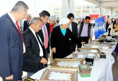 Zirve Üniversitesi öğrencilerine ebru gösterisi yapıldı