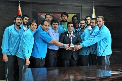 Zirve Üniversitesi üstün mücadelesi ile takdir topladı