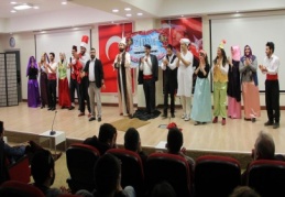 Zirve Üniversitesi’nde ‘Bir Garip Düğün’ gösterisi