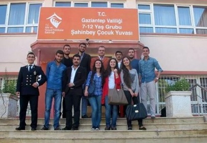 Zirveli gençler, kimsesiz çocukları unutmadı