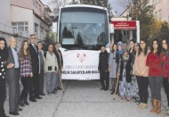 Zirveli öğrenciler, yaşlıların gönlünü aldı