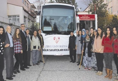 Zirveli öğrenciler, yaşlıların gönlünü aldı