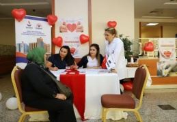 Ziyaretçilere organ bağışı ve önemiyle ilgili bilgiler veriliyor