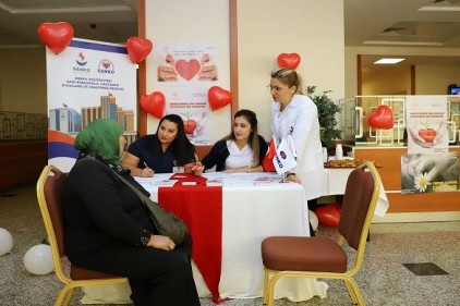 Ziyaretçilere organ bağışı ve önemiyle ilgili bilgiler veriliyor
