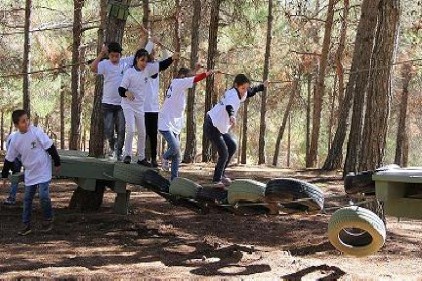 Zorlu parkurları aşarak çocukluklarını yaşıyorlar