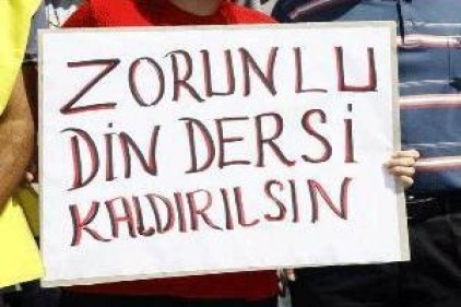 Zorunlu din dersi işkencesi son bulsun