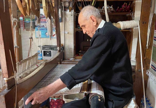 Gaziantep'te 3 metrekarelik dükkanda ürettiği kilimleri dünyaya ihraç ediyor